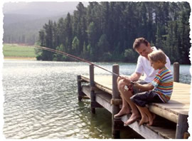 Папа с сыном празднуют день Отца совместной рыбалкой