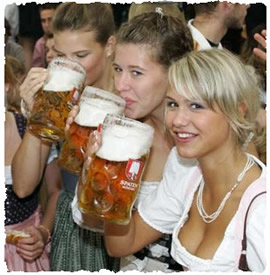 Девушки на праздновании праздника пива – Октоберфест