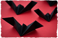 Готовая подделка (оригами) – летучая мышь