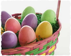 Разноцветные пасхальные яйца в корзине