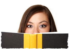Читающая девушка выглядывает из-за книги