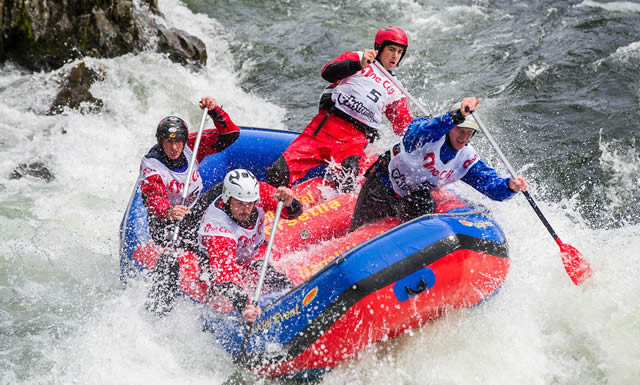 Спуск на надувной лодке по буйной реке на спортивном фестивале Ekstremsportveko
