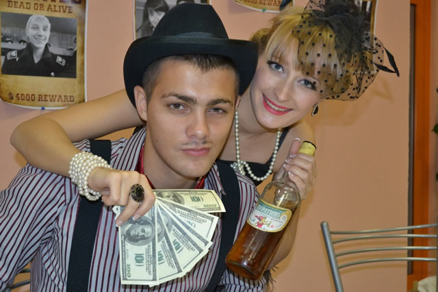 Чикагская девушка, обнимающая парня, с деньгами и напитком в руках