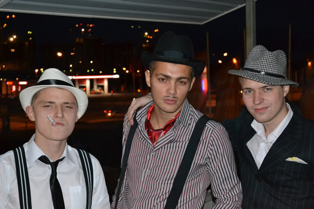 Трое молодых людей одетых в стиле чикагских гангстеров