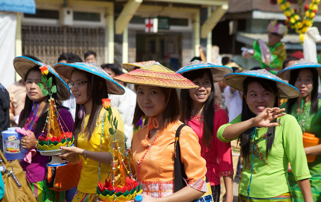 Праздничное шествие женщин в Бирме