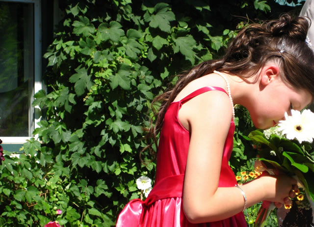 Девушка нюхает букет цветов в руках