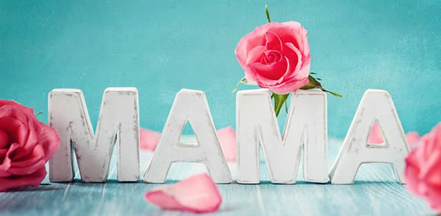 Трехмерное слово "мама" и розы