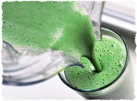 Наливание зеленного коктейля в стакан
