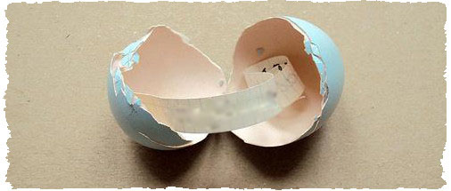 Разбитое пасхальное яйца с желанием