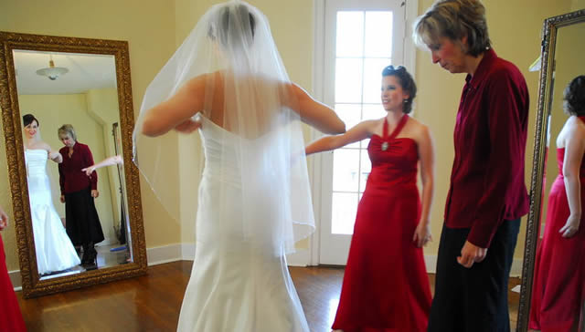 Девушка перед свадьбой примеряет платье